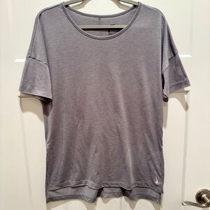Nike Dri-FIT Womens Relaxed Short-Sleeve T-shirt w/Drop-Tail Hem Smoke Gray - M